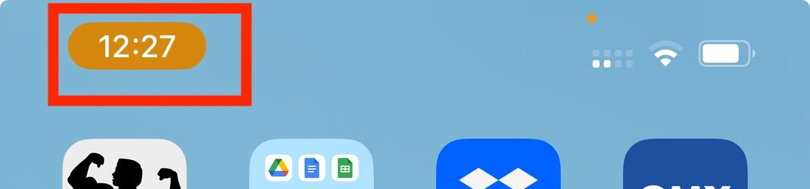 iPhone-Startbildschirm während einer Aufnahme: Die Uhrzeit oben links ist orange hinterlegt. Antippen führt zurück zu PlaynVoice.