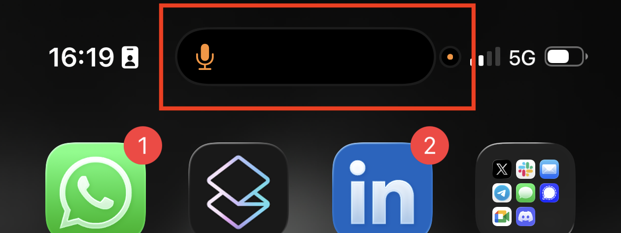 iPhone mit Dynamic Island: Das orangefarbene Mikrofon-Symbol oben in der Mitte zeigt die laufende Aufnahme. Antippen führt zurück zu PlaynVoice.